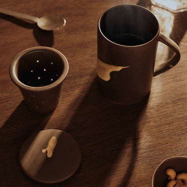 Ferm Living - Koyo Tea Mug with Infuser Set - Dark Brown/Buff