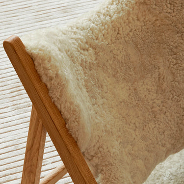 Audo_Copenhagen_-_Knitting_Lounge_Chair_-_Sheepskin Natural Oak / Nature